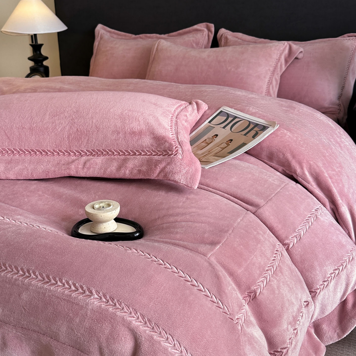 91家纺网 家纺一手货源 找家纺 苏源家居 2025新款加厚牛奶绒大拼角刺绣冬款四件套-麦穗绒 麦穗-豆沙