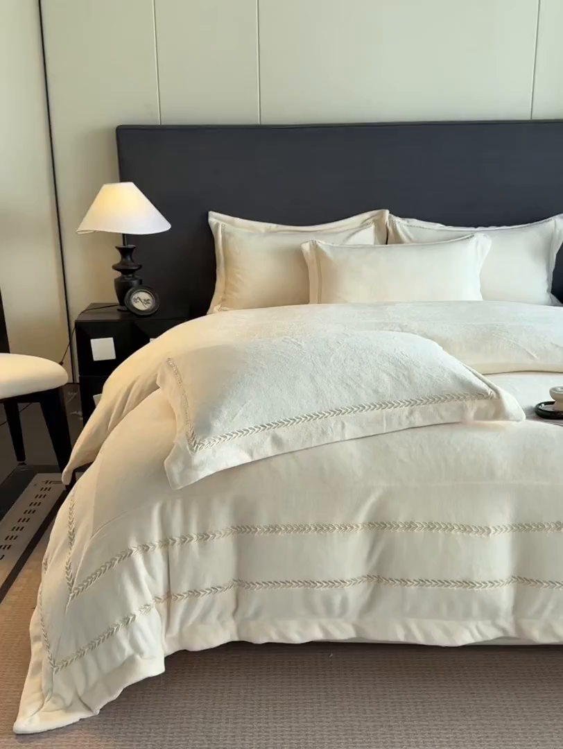 91家纺网 家纺一手货源 找家纺 苏源家居 2025新款加厚牛奶绒大拼角刺绣冬款四件套-麦穗绒 麦穗-奶白