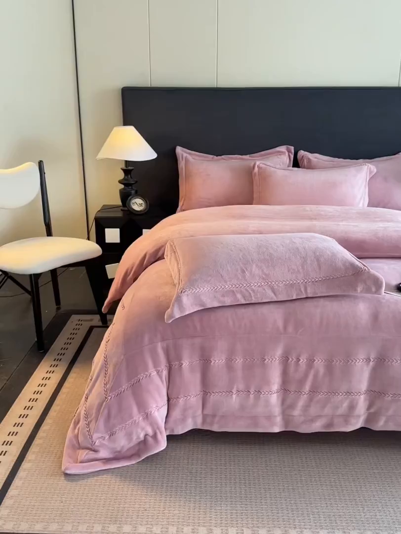 91家纺网 家纺一手货源 找家纺 苏源家居 2025新款加厚牛奶绒大拼角刺绣冬款四件套-麦穗绒 麦穗-豆沙