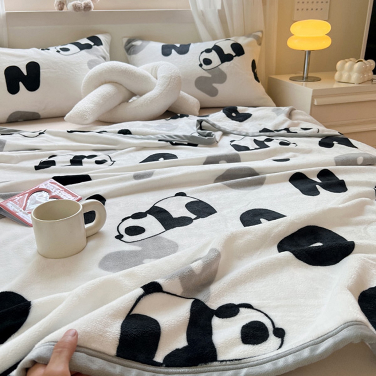91家纺网 家纺一手货源 找家纺 宅部落 2025新款牛奶绒印花毛毯毯子300克云貂绒盖毯 黑白熊猫