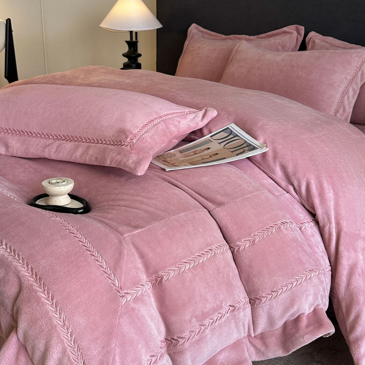 91家纺网 家纺一手货源 找家纺 苏源家居 2025新款加厚牛奶绒大拼角刺绣冬款四件套-麦穗绒 麦穗-豆沙