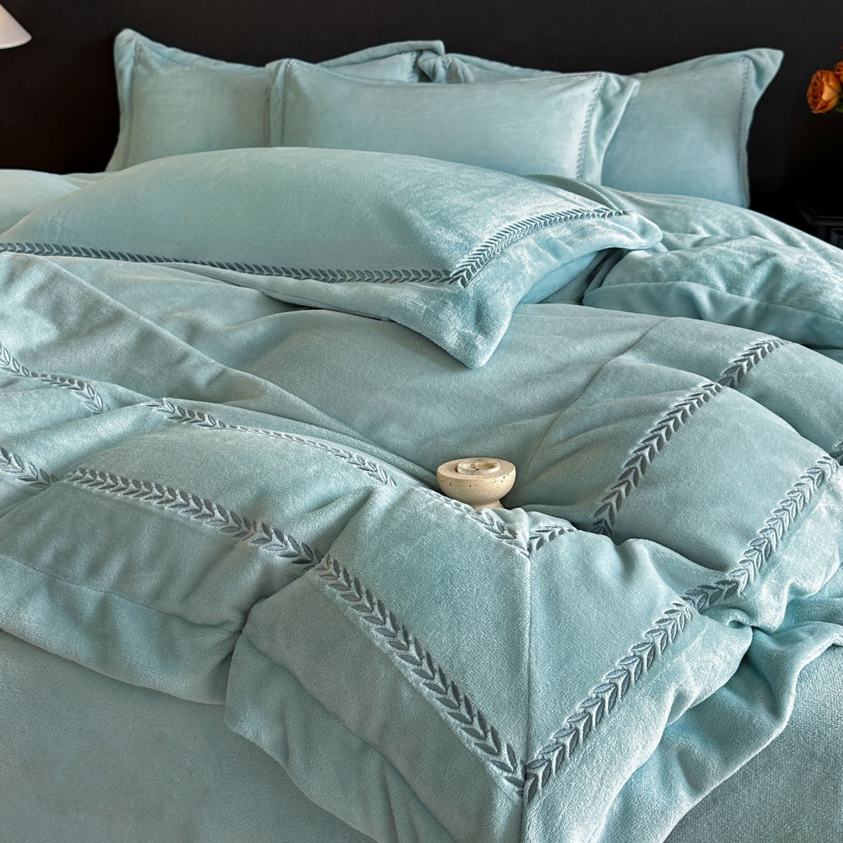 91家纺网 家纺一手货源 找家纺 （总）苏源家居 2025新款加厚牛奶绒大拼角刺绣冬款四件套-麦穗绒