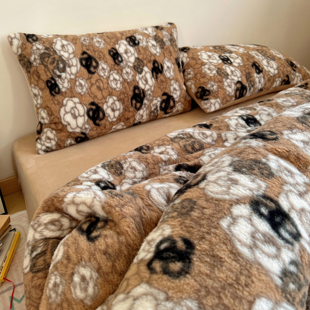 91家纺网 家纺一手货源 找家纺 （总）六巷胡同 2025新款INS博主复古风山茶花A类仿羊绒四件套