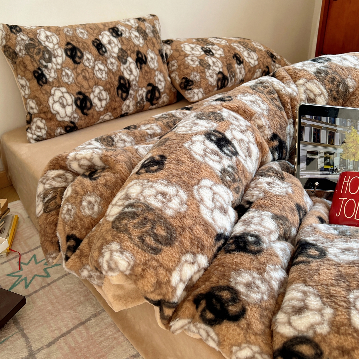 91家纺网 家纺一手货源 找家纺 （总）六巷胡同 2025新款INS博主复古风山茶花A类仿羊绒四件套