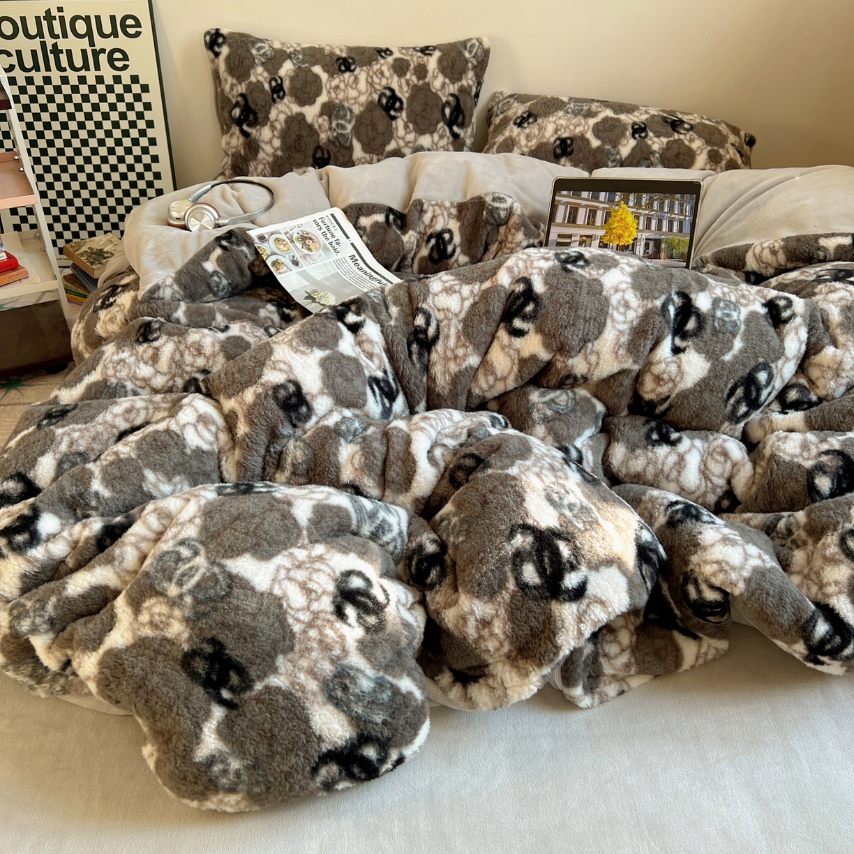 91家纺网 家纺一手货源 找家纺 六巷胡同 2025新款INS博主复古风山茶花A类仿羊绒四件套 仿羊绒-山茶薄墨