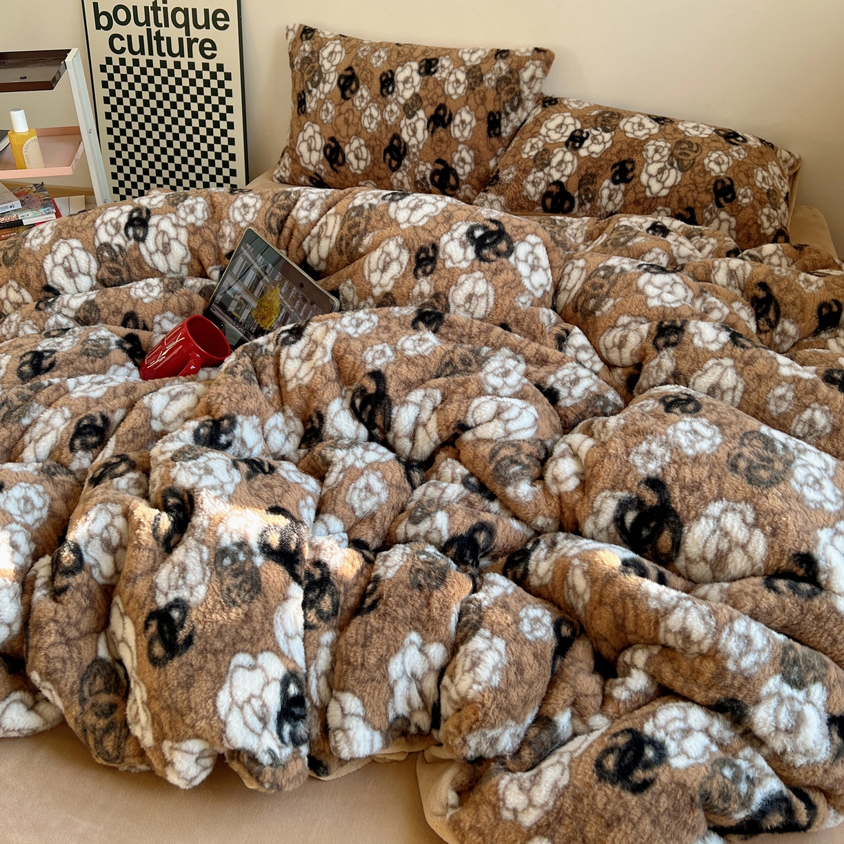 91家纺网 家纺一手货源 找家纺 （总）六巷胡同 2025新款INS博主复古风山茶花A类仿羊绒四件套