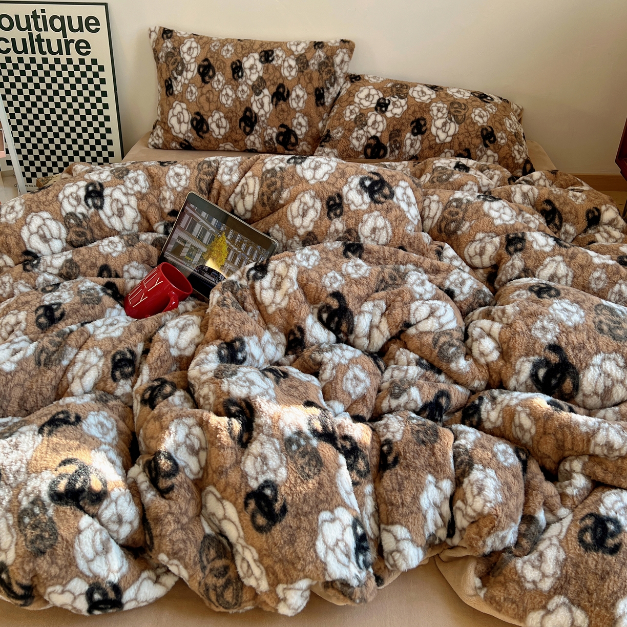 91家纺网 家纺一手货源 找家纺 （总）六巷胡同 2025新款INS博主复古风山茶花A类仿羊绒四件套