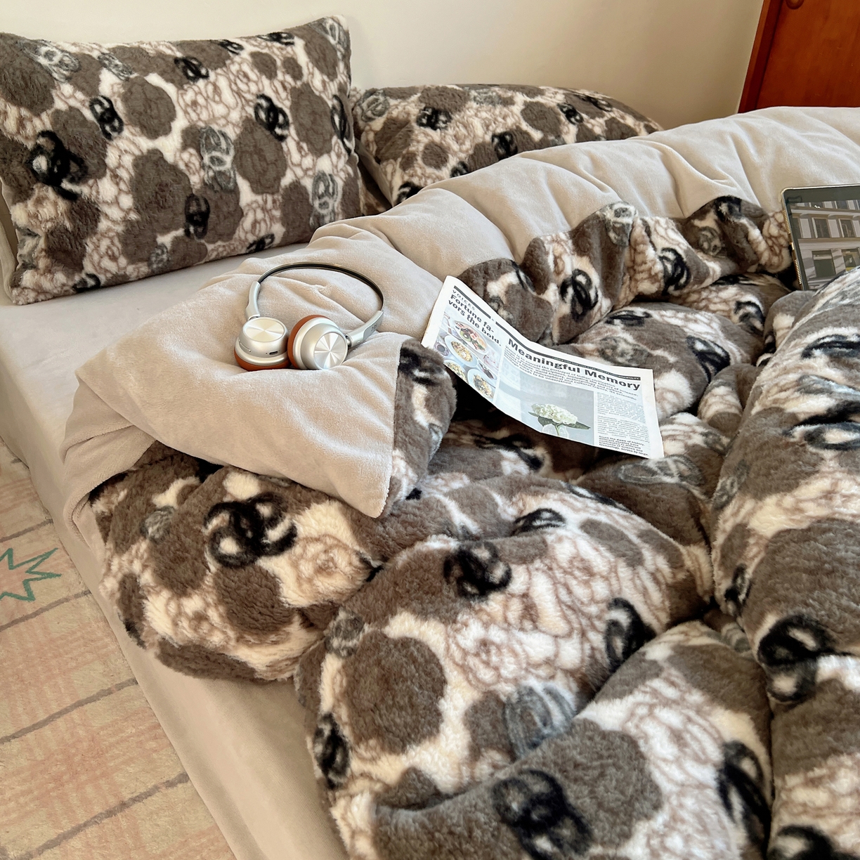 91家纺网 家纺一手货源 找家纺 六巷胡同 2025新款INS博主复古风山茶花A类仿羊绒四件套 仿羊绒-山茶薄墨