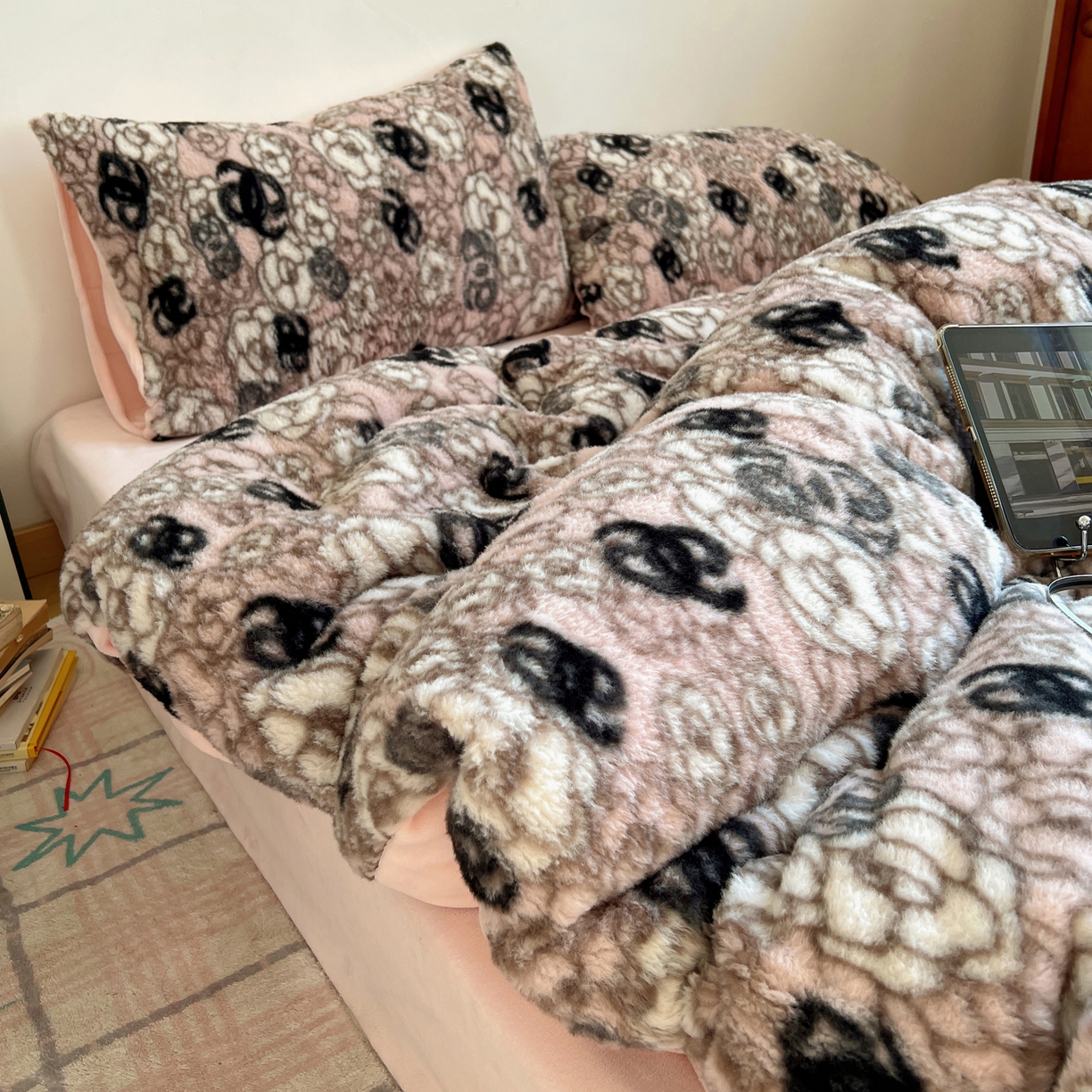 91家纺网 家纺一手货源 找家纺 六巷胡同 2025新款INS博主复古风山茶花A类仿羊绒四件套 仿羊绒-山茶朱樱