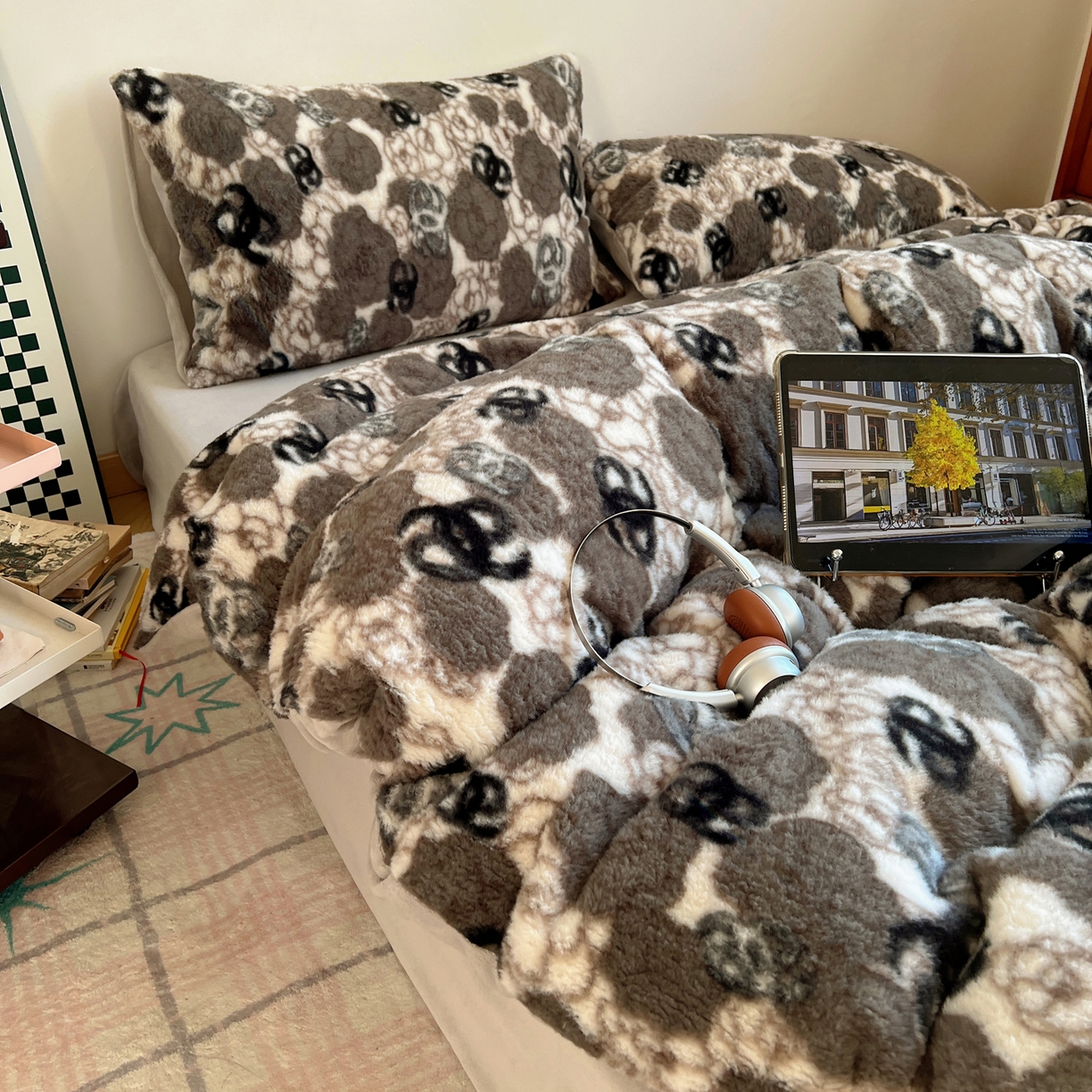 91家纺网 家纺一手货源 找家纺 六巷胡同 2025新款INS博主复古风山茶花A类仿羊绒四件套 仿羊绒-山茶薄墨