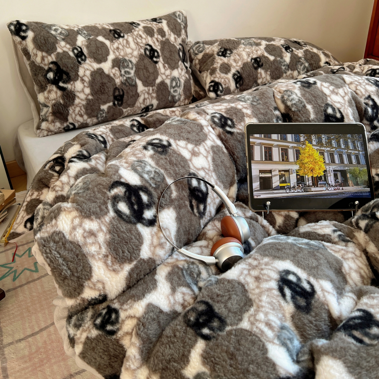 91家纺网 家纺一手货源 找家纺 六巷胡同 2025新款INS博主复古风山茶花A类仿羊绒四件套 仿羊绒-山茶薄墨