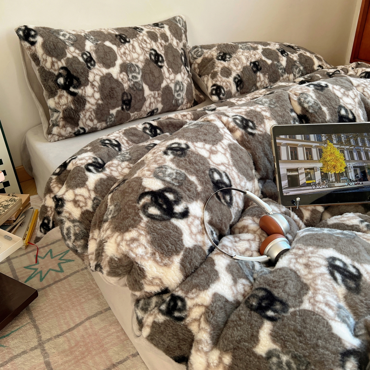 91家纺网 家纺一手货源 找家纺 六巷胡同 2025新款INS博主复古风山茶花A类仿羊绒四件套 仿羊绒-山茶薄墨