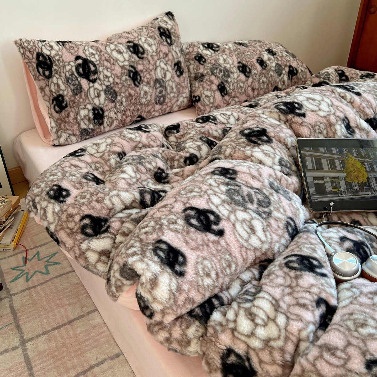 91家纺网 家纺一手货源 找家纺 六巷胡同 2025新款INS博主复古风山茶花A类仿羊绒四件套 仿羊绒-山茶朱樱