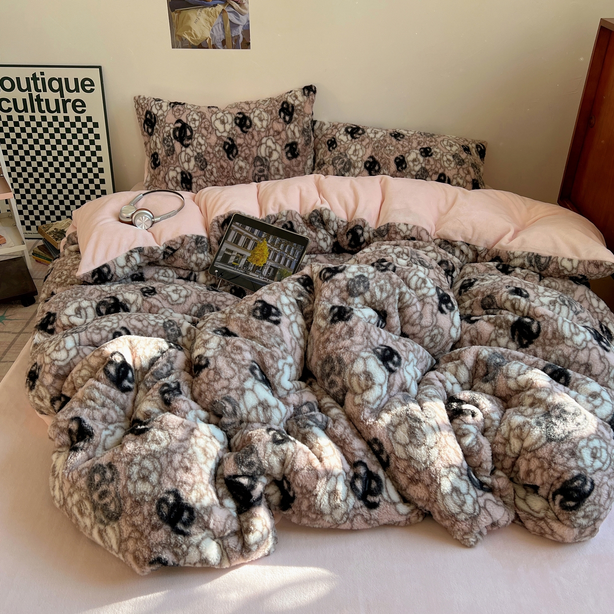 91家纺网 家纺一手货源 找家纺 六巷胡同 2025新款INS博主复古风山茶花A类仿羊绒四件套 仿羊绒-山茶朱樱