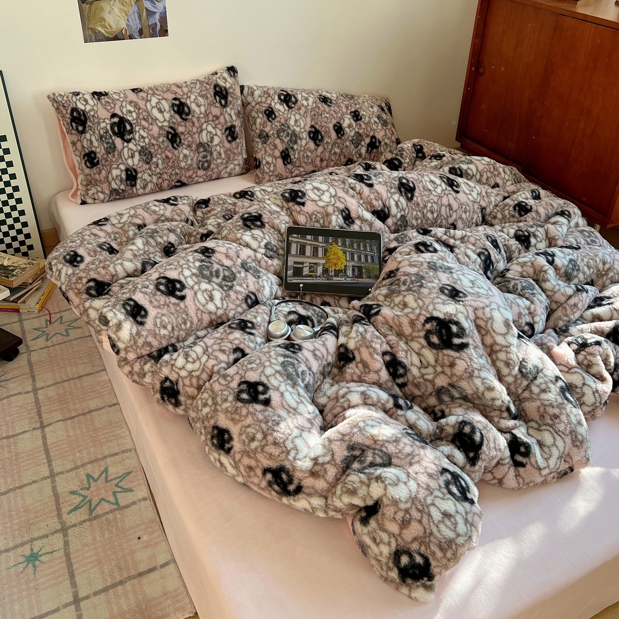 91家纺网 家纺一手货源 找家纺 六巷胡同 2025新款INS博主复古风山茶花A类仿羊绒四件套 仿羊绒-山茶朱樱