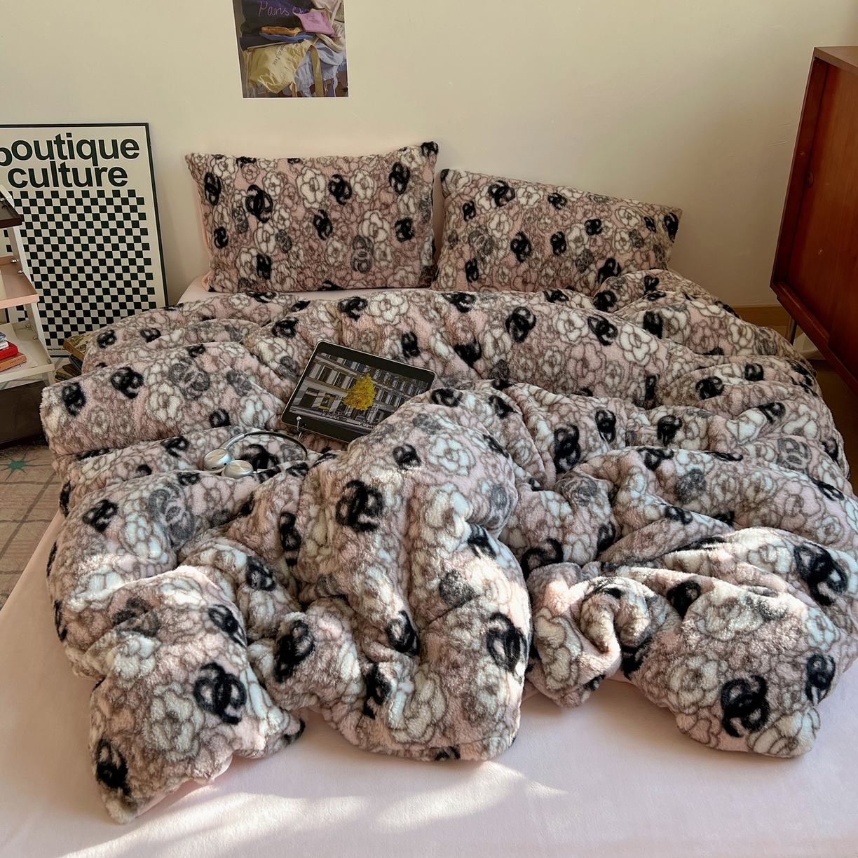 91家纺网 家纺一手货源 找家纺 六巷胡同 2025新款INS博主复古风山茶花A类仿羊绒四件套 仿羊绒-山茶朱樱