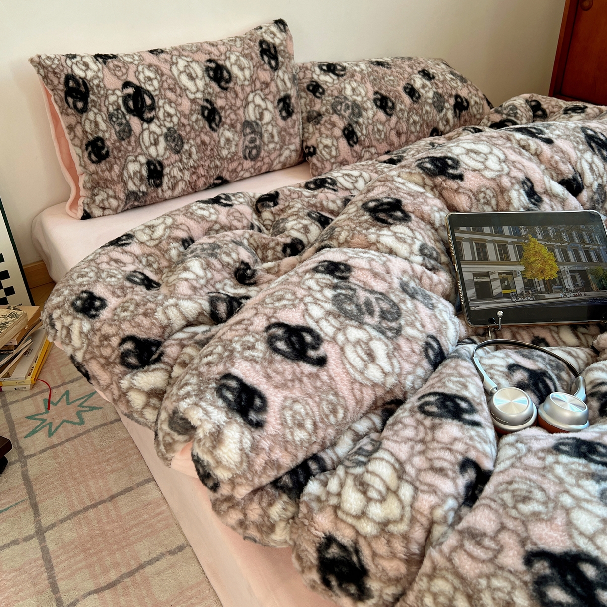 91家纺网 家纺一手货源 找家纺 六巷胡同 2025新款INS博主复古风山茶花A类仿羊绒四件套 仿羊绒-山茶朱樱