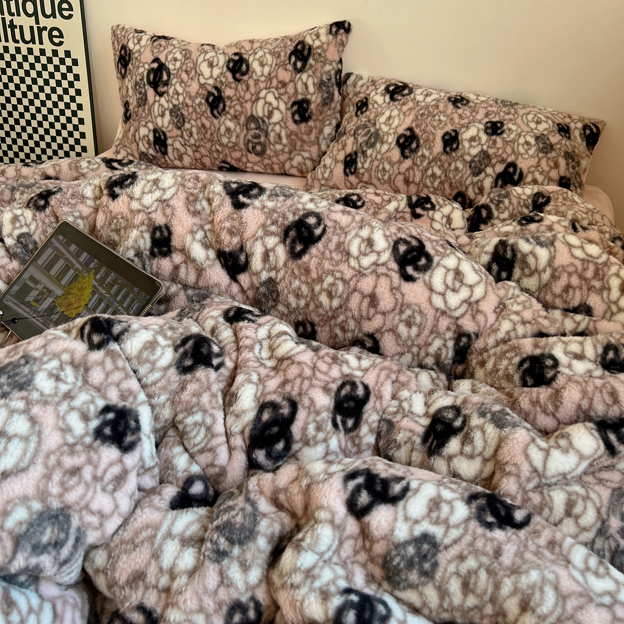 91家纺网 家纺一手货源 找家纺 六巷胡同 2025新款INS博主复古风山茶花A类仿羊绒四件套 仿羊绒-山茶朱樱