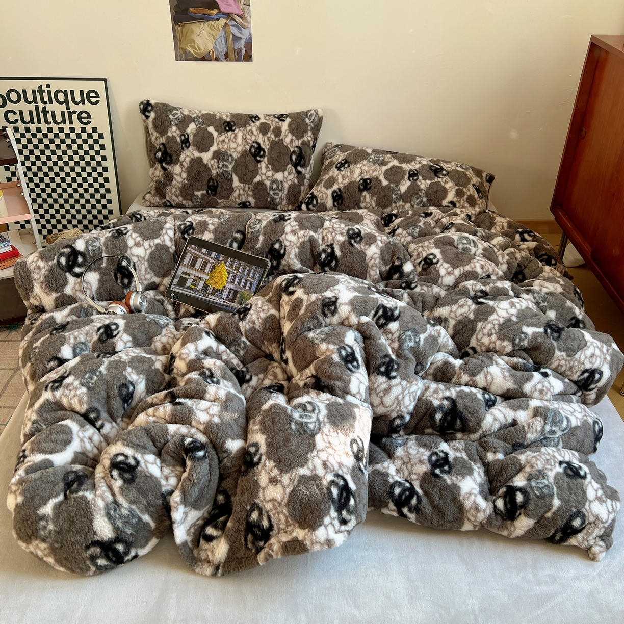 91家纺网 家纺一手货源 找家纺 六巷胡同 2025新款INS博主复古风山茶花A类仿羊绒四件套 仿羊绒-山茶薄墨