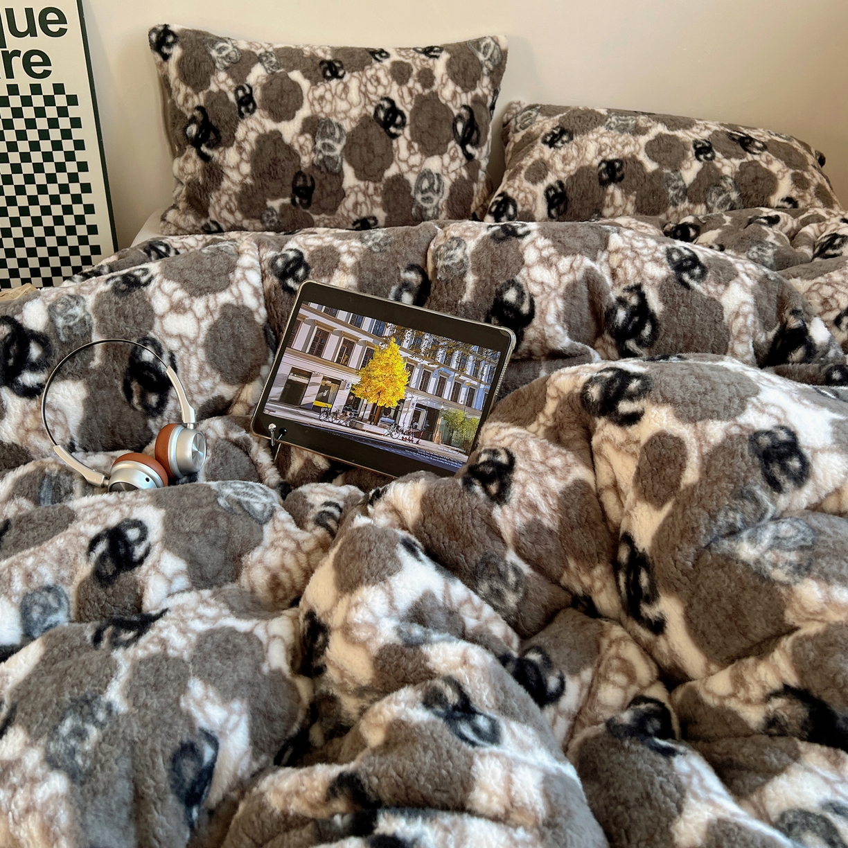 91家纺网 家纺一手货源 找家纺 六巷胡同 2025新款INS博主复古风山茶花A类仿羊绒四件套 仿羊绒-山茶薄墨