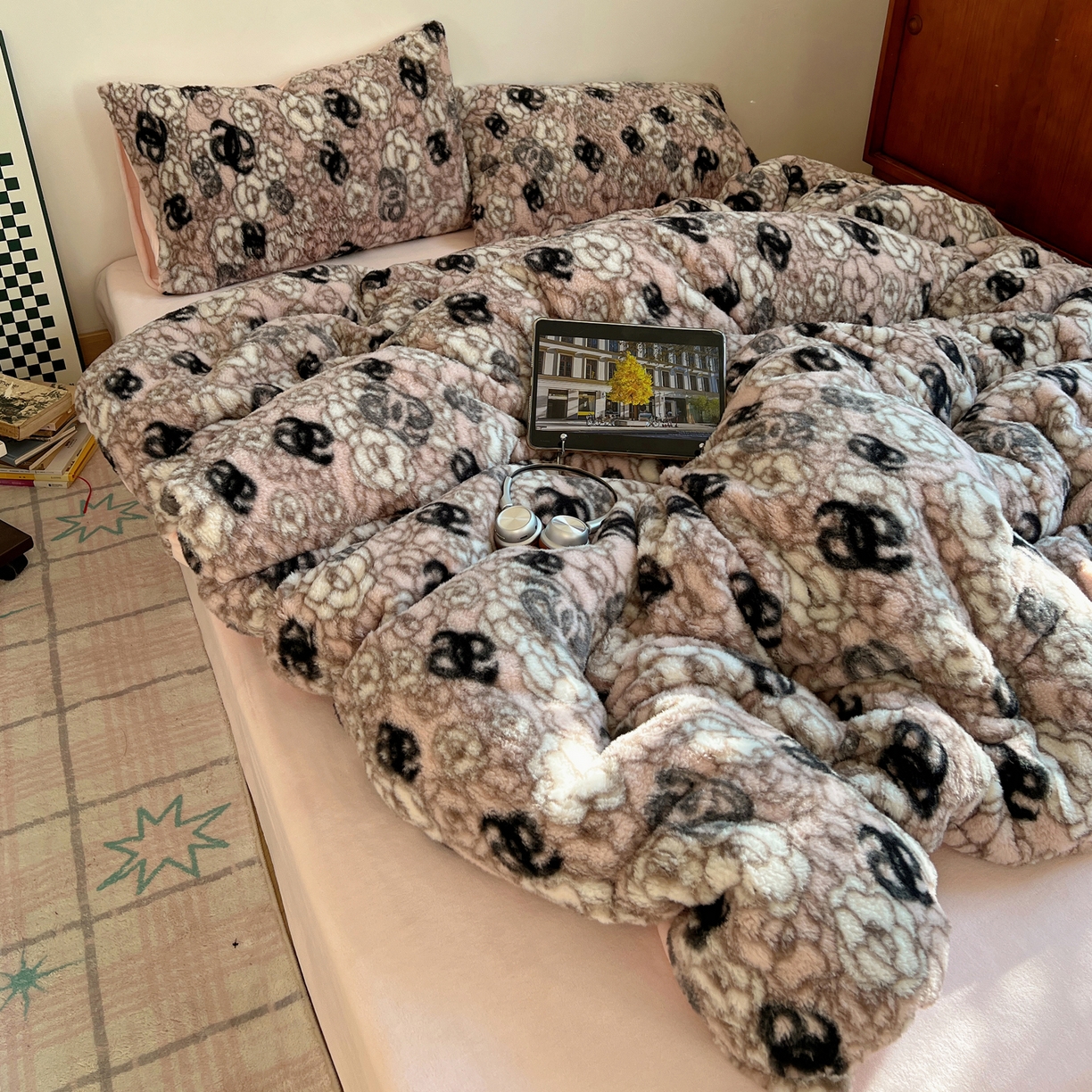 91家纺网 家纺一手货源 找家纺 六巷胡同 2025新款INS博主复古风山茶花A类仿羊绒四件套 仿羊绒-山茶朱樱