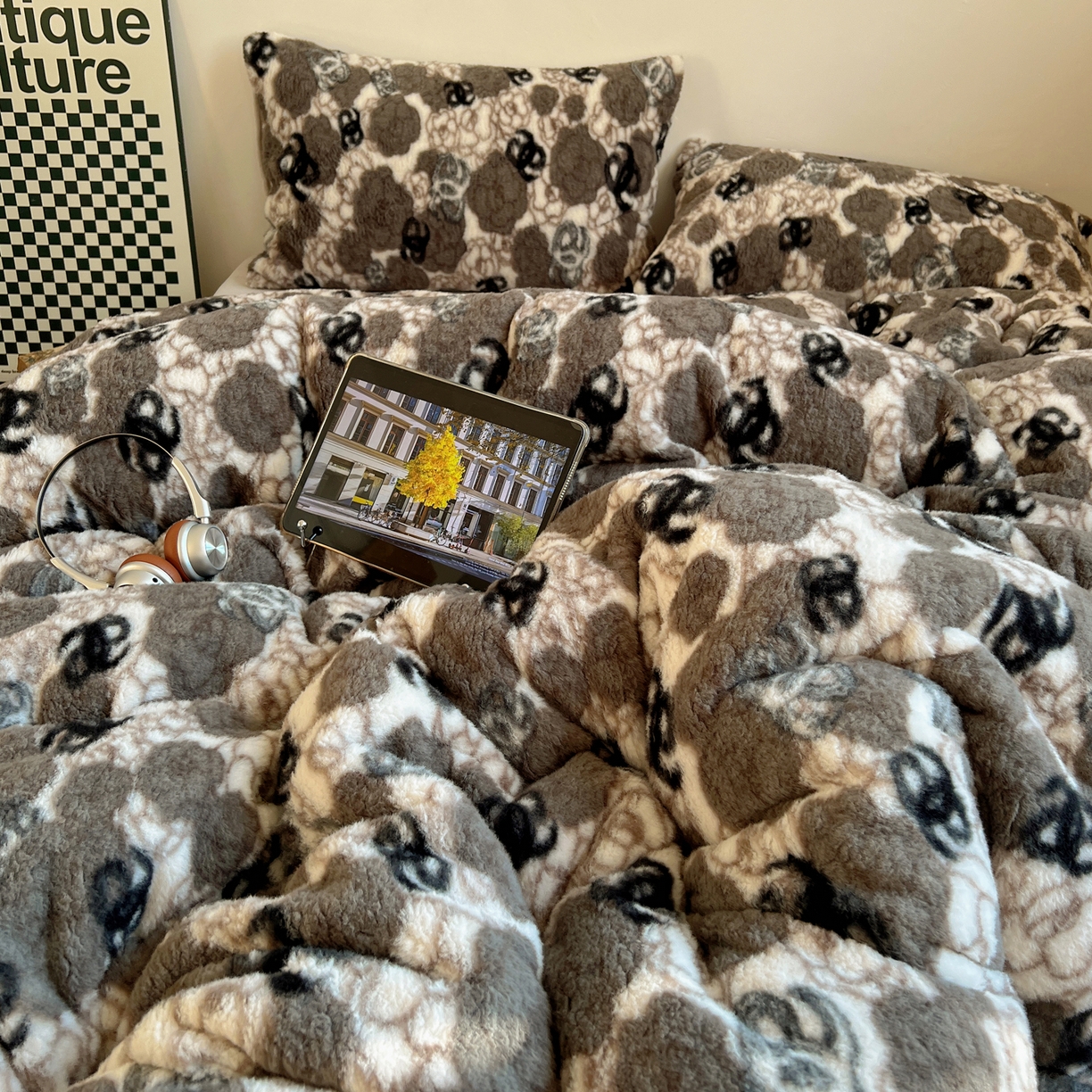 91家纺网 家纺一手货源 找家纺 六巷胡同 2025新款INS博主复古风山茶花A类仿羊绒四件套 仿羊绒-山茶薄墨