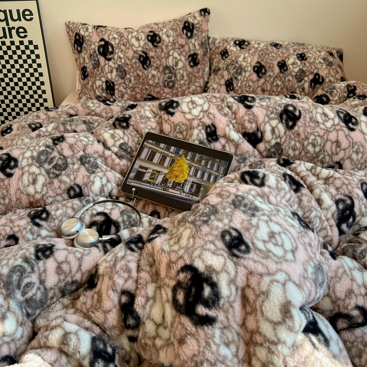 91家纺网 家纺一手货源 找家纺 六巷胡同 2025新款INS博主复古风山茶花A类仿羊绒四件套 仿羊绒-山茶朱樱