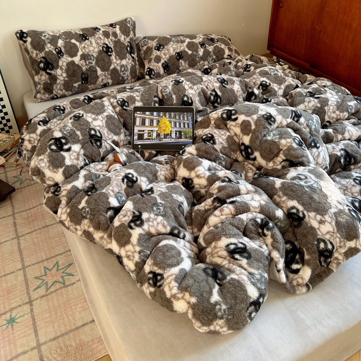 91家纺网 家纺一手货源 找家纺 六巷胡同 2025新款INS博主复古风山茶花A类仿羊绒四件套 仿羊绒-山茶薄墨