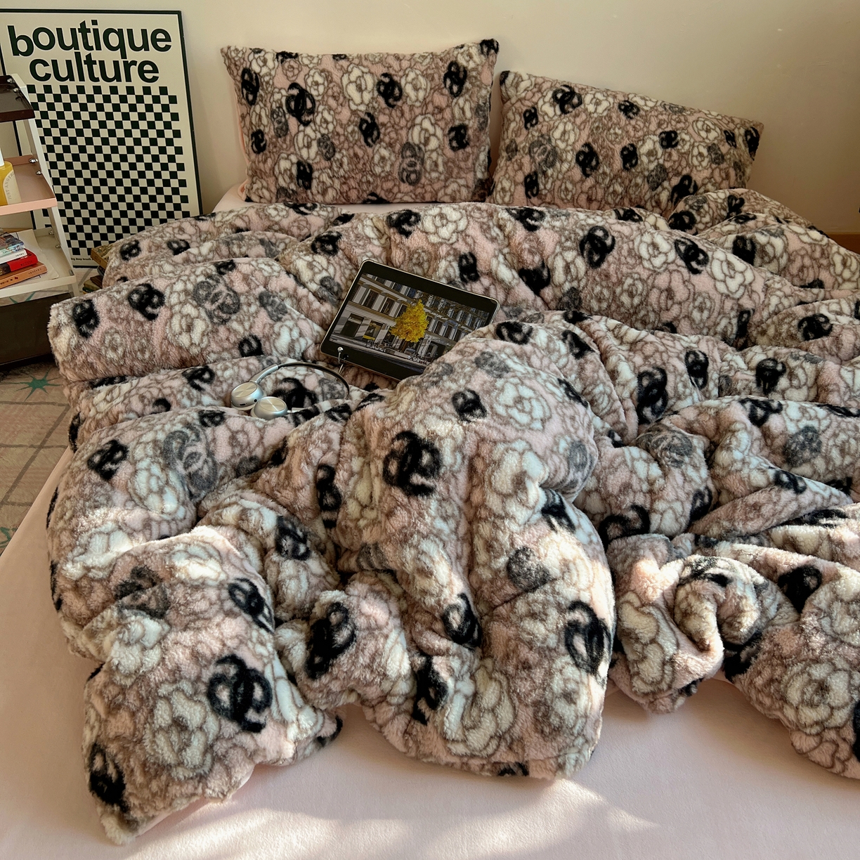 91家纺网 家纺一手货源 找家纺 六巷胡同 2025新款INS博主复古风山茶花A类仿羊绒四件套 仿羊绒-山茶朱樱