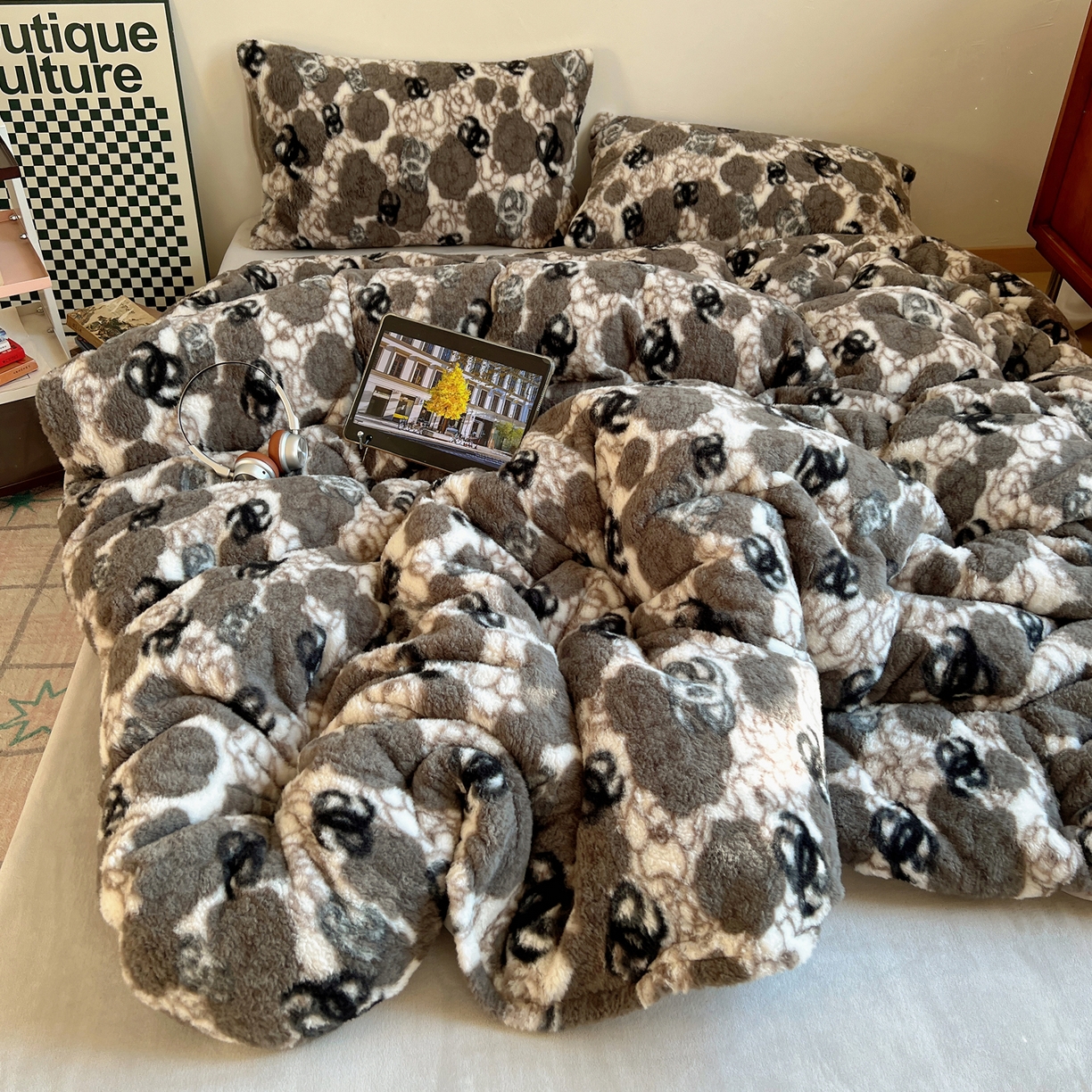 91家纺网 家纺一手货源 找家纺 六巷胡同 2025新款INS博主复古风山茶花A类仿羊绒四件套 仿羊绒-山茶薄墨