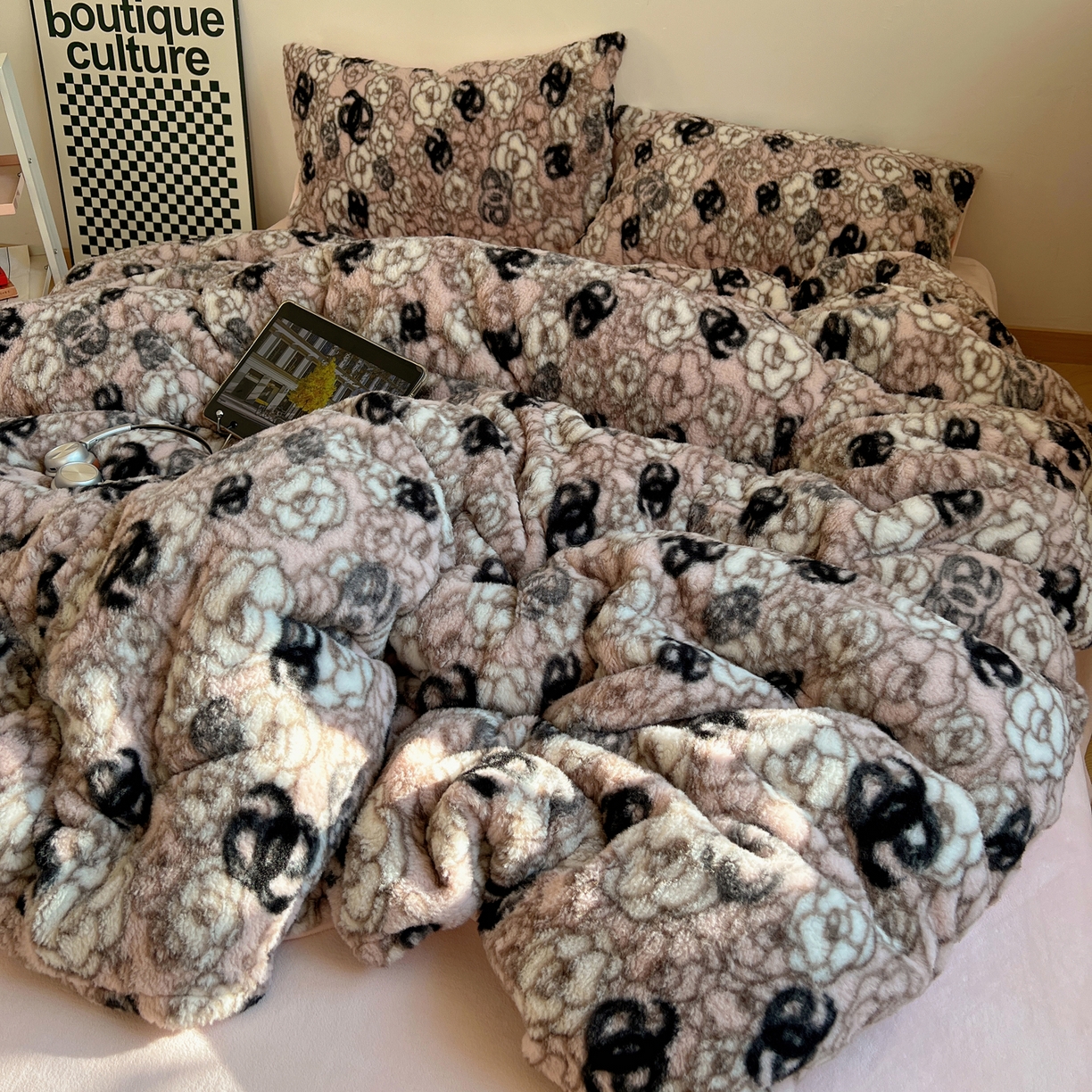 91家纺网 家纺一手货源 找家纺 六巷胡同 2025新款INS博主复古风山茶花A类仿羊绒四件套 仿羊绒-山茶朱樱