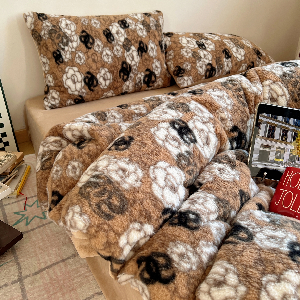 91家纺网 家纺一手货源 找家纺 六巷胡同 2025新款INS博主复古风山茶花A类仿羊绒四件套 仿羊绒-山茶琥珀