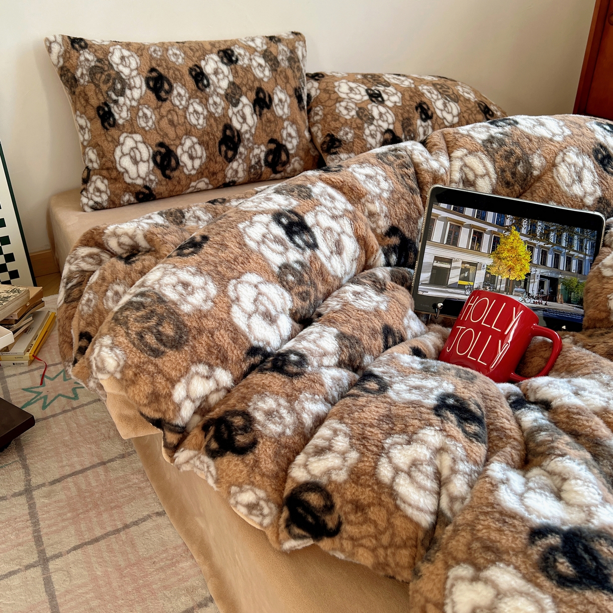 91家纺网 家纺一手货源 找家纺 六巷胡同 2025新款INS博主复古风山茶花A类仿羊绒四件套 仿羊绒-山茶琥珀