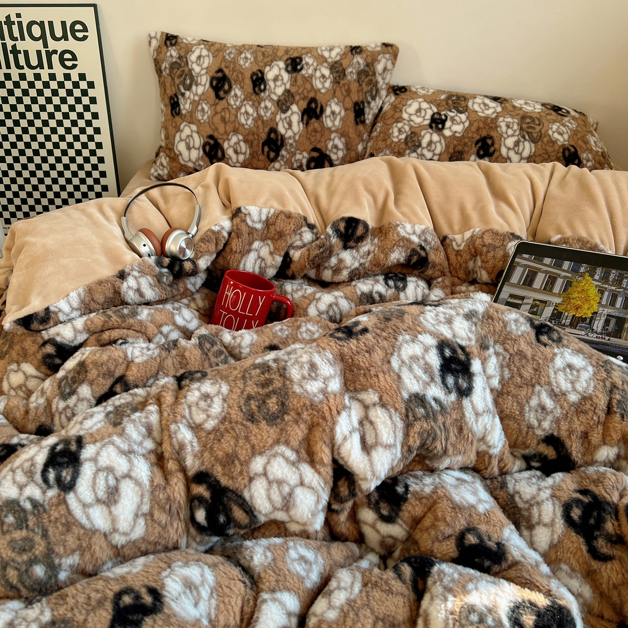 91家纺网 家纺一手货源 找家纺 六巷胡同 2025新款INS博主复古风山茶花A类仿羊绒四件套 仿羊绒-山茶琥珀