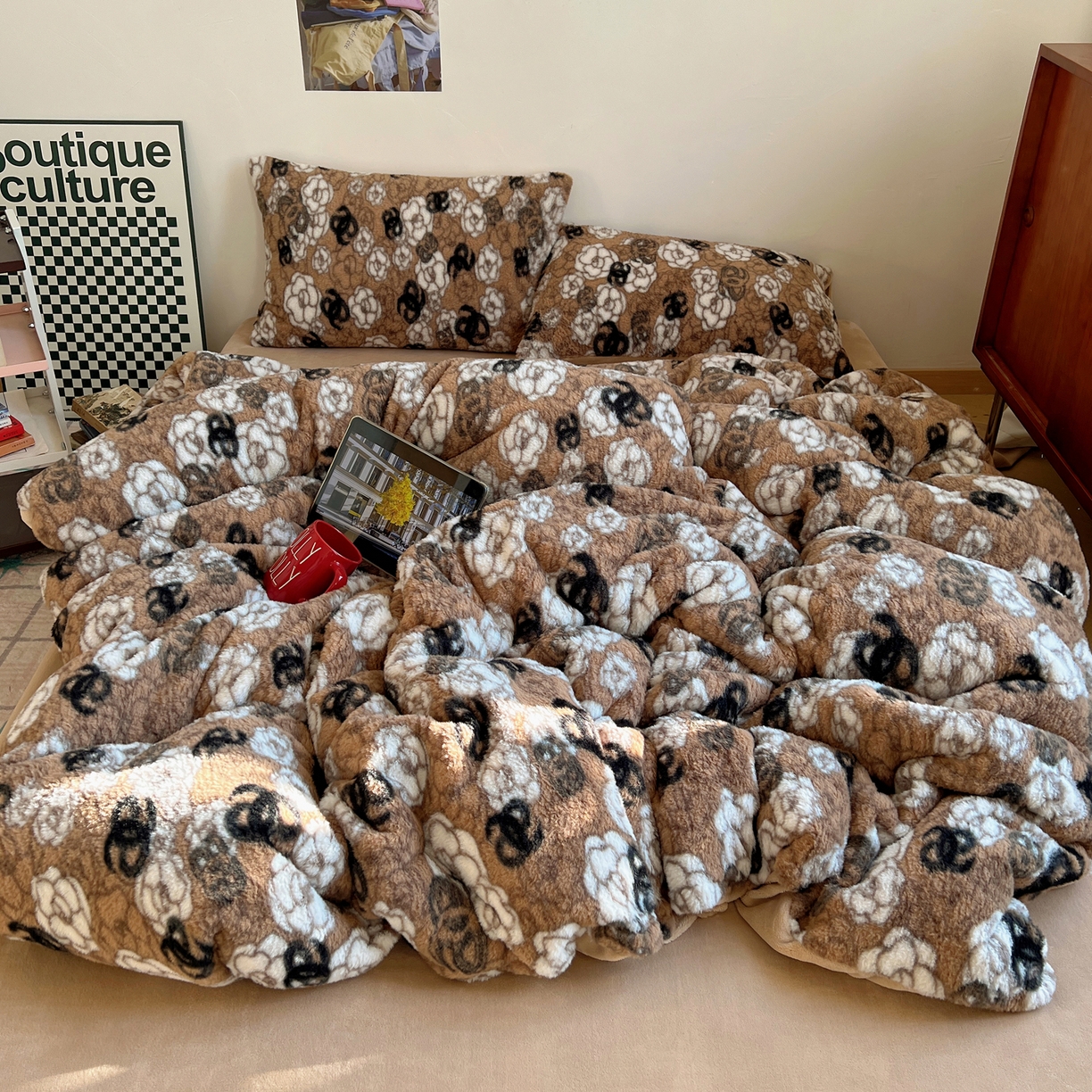 91家纺网 家纺一手货源 找家纺 六巷胡同 2025新款INS博主复古风山茶花A类仿羊绒四件套 仿羊绒-山茶琥珀