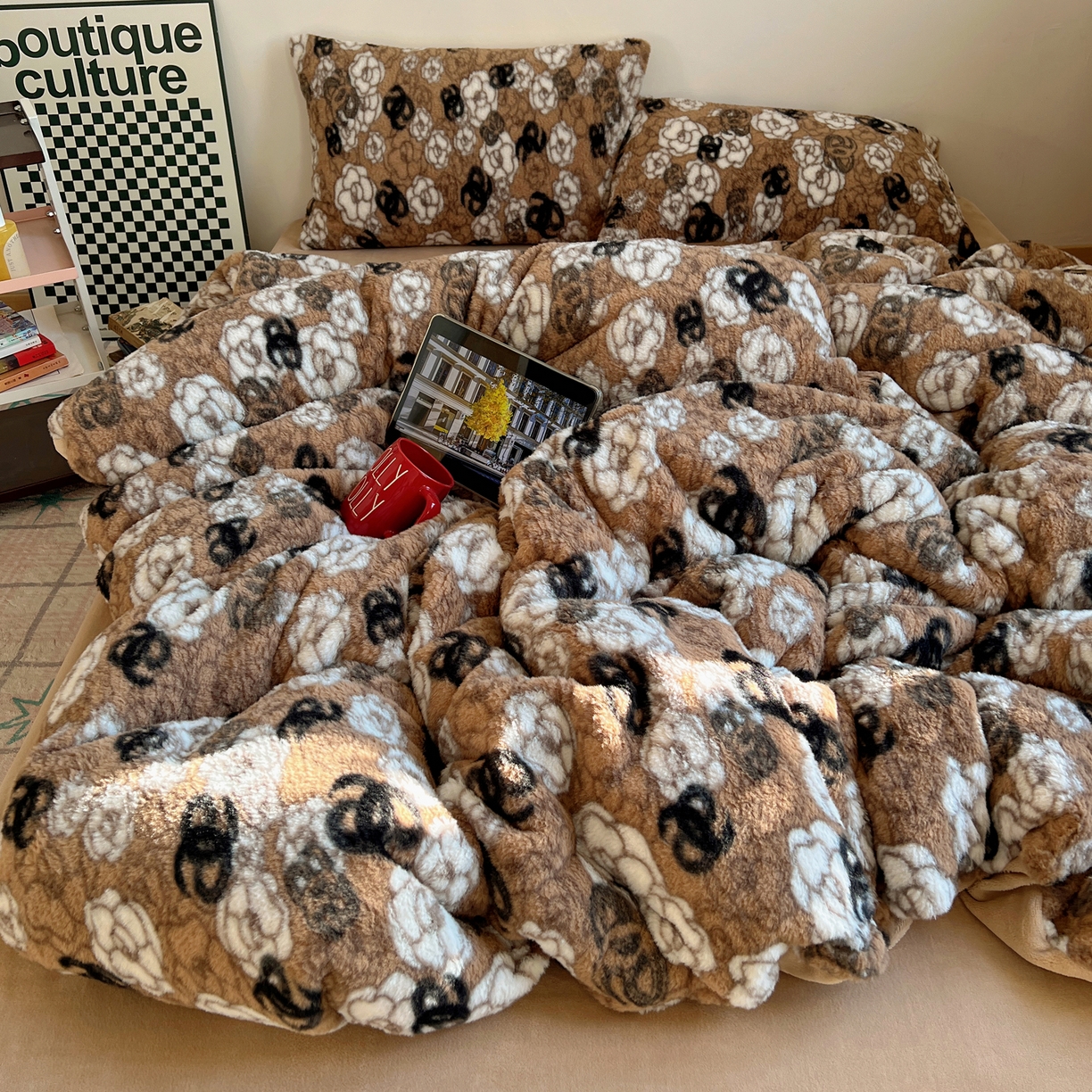 91家纺网 家纺一手货源 找家纺 六巷胡同 2025新款INS博主复古风山茶花A类仿羊绒四件套 仿羊绒-山茶琥珀