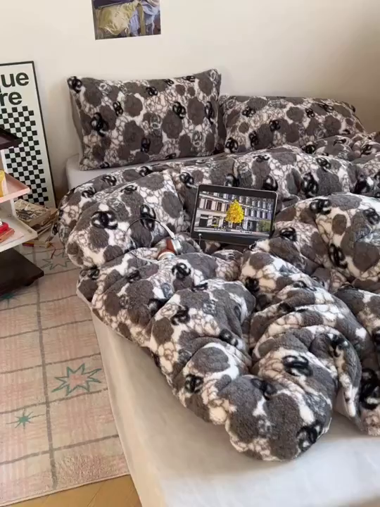 91家纺网 家纺一手货源 找家纺 六巷胡同 2025新款INS博主复古风山茶花A类仿羊绒四件套 仿羊绒-山茶薄墨