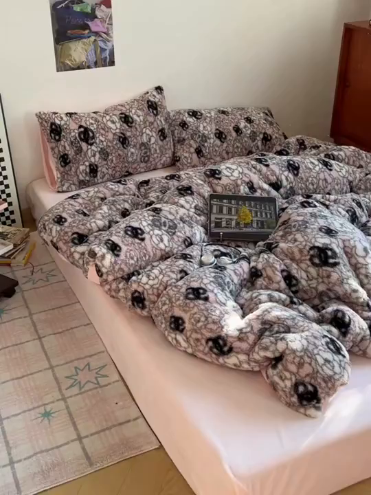 91家纺网 家纺一手货源 找家纺 六巷胡同 2025新款INS博主复古风山茶花A类仿羊绒四件套 仿羊绒-山茶朱樱