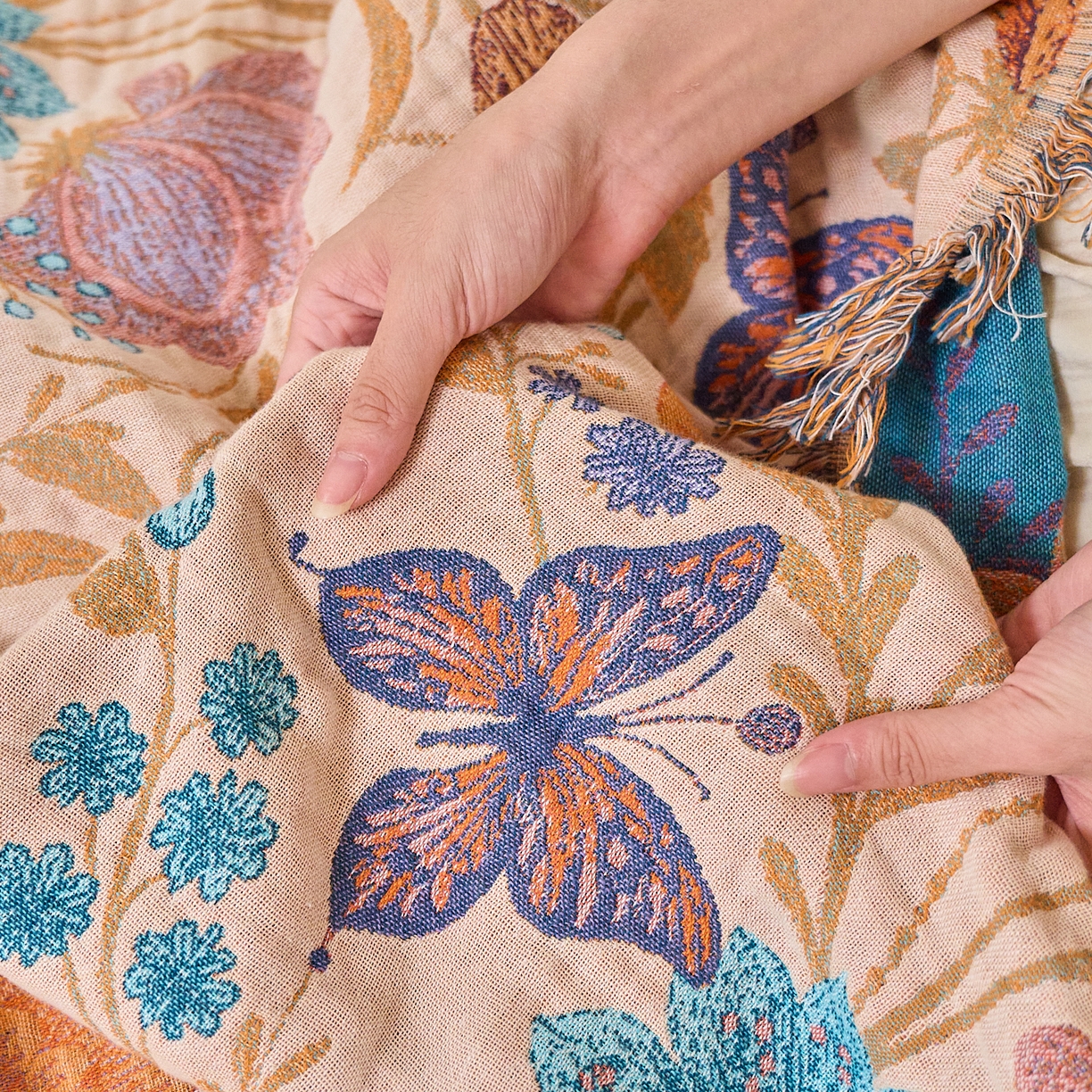 91家纺网 家纺一手货源 找家纺 沐瑟家纺 2025新款亲肤柔软全棉纱布中国风盖毯毯子 花蝶-米