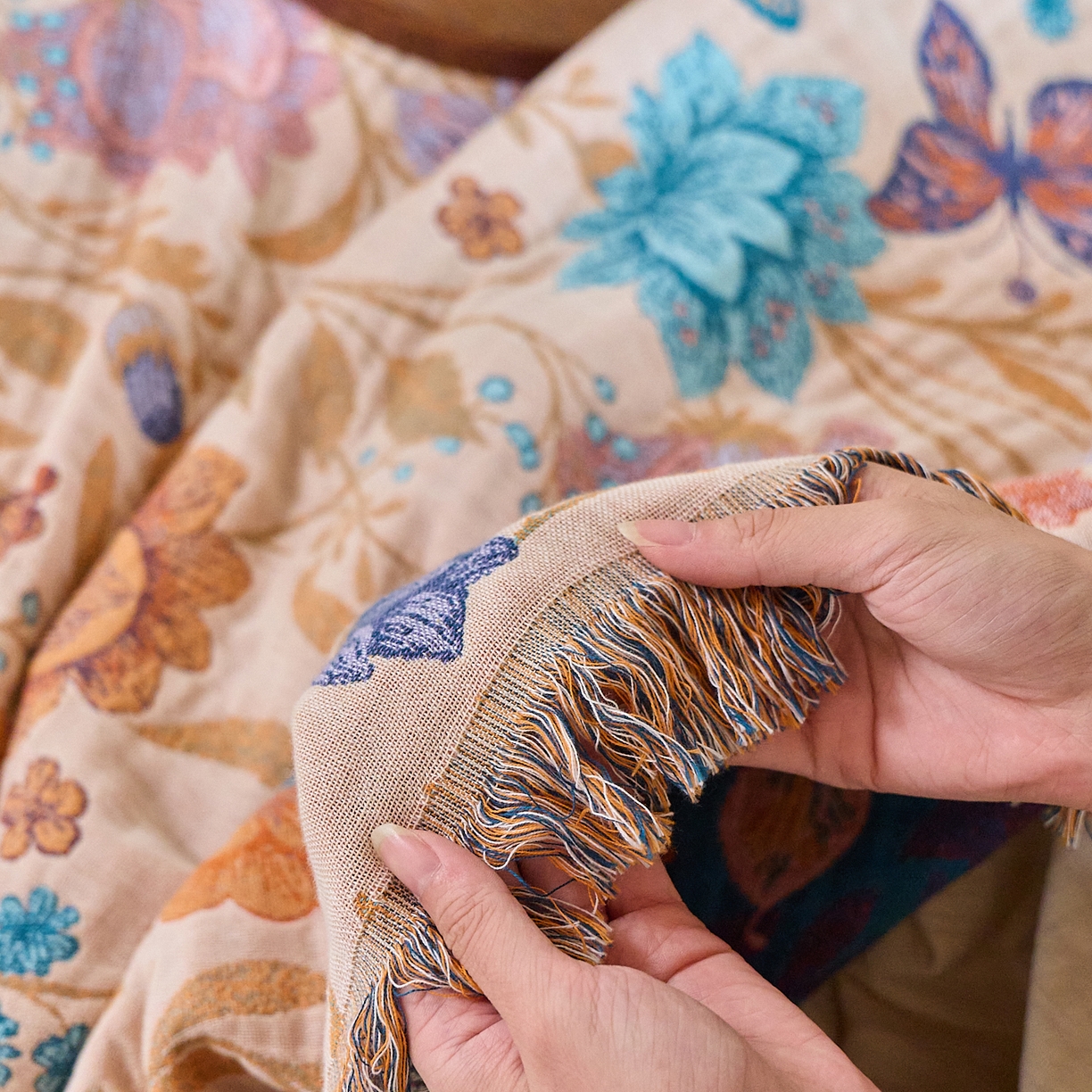 91家纺网 家纺一手货源 找家纺 沐瑟家纺 2025新款亲肤柔软全棉纱布中国风盖毯毯子 花蝶-米