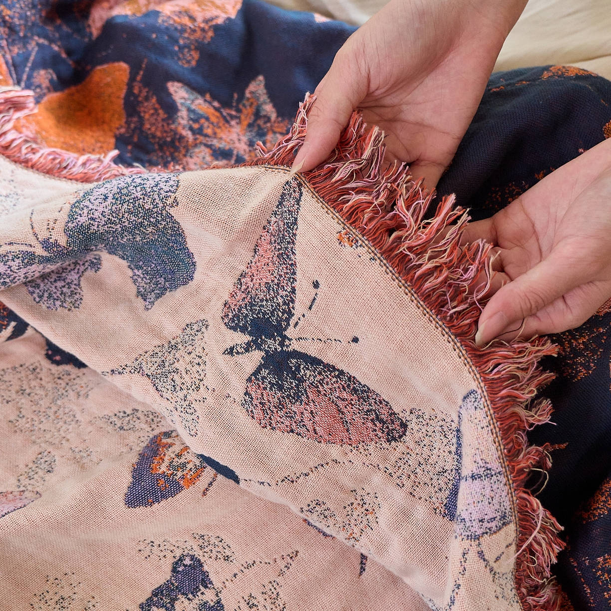 91家纺网 家纺一手货源 找家纺 沐瑟家纺 2025新款亲肤柔软全棉纱布中国风盖毯毯子 蝶语-淡粉