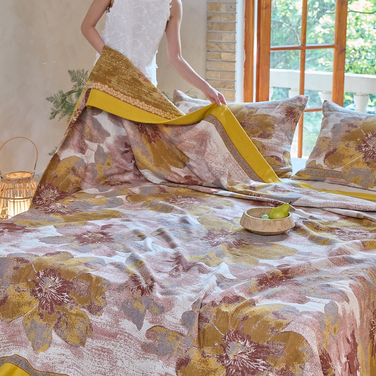 91家纺网 家纺一手货源 找家纺 沐瑟家纺 2025新款全棉纱布细纱布大床盖毯子床盖三件套LV系列 绽放-姜黄