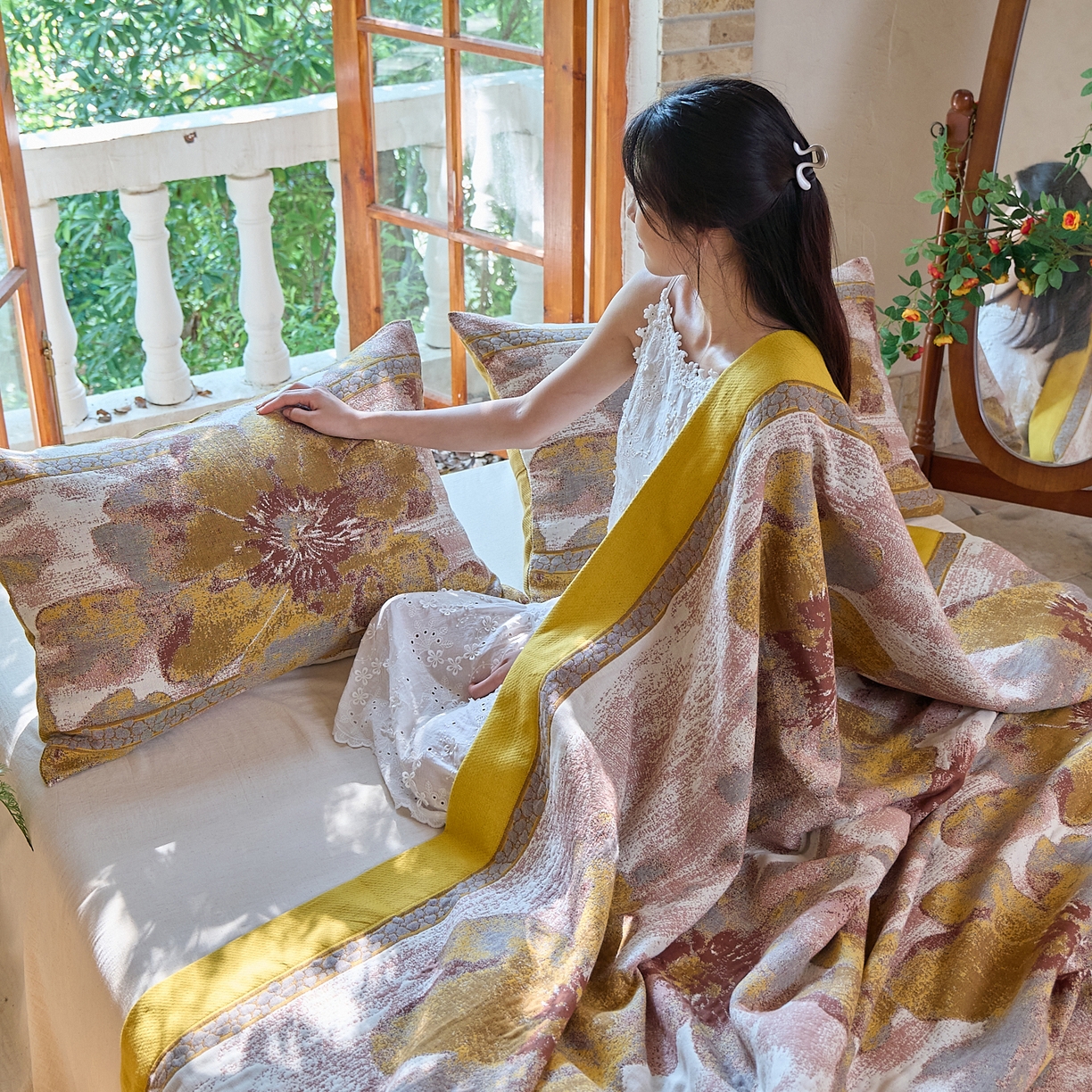 91家纺网 家纺一手货源 找家纺 沐瑟家纺 2025新款全棉纱布细纱布大床盖毯子床盖三件套LV系列 绽放-姜黄