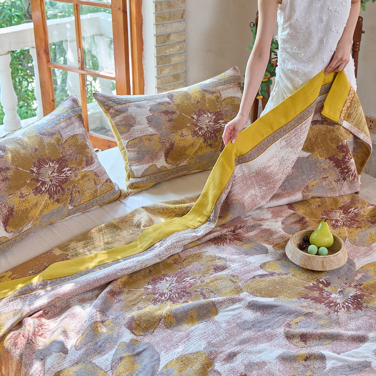 91家纺网 家纺一手货源 找家纺 沐瑟家纺 2025新款全棉纱布细纱布大床盖毯子床盖三件套LV系列 绽放-姜黄