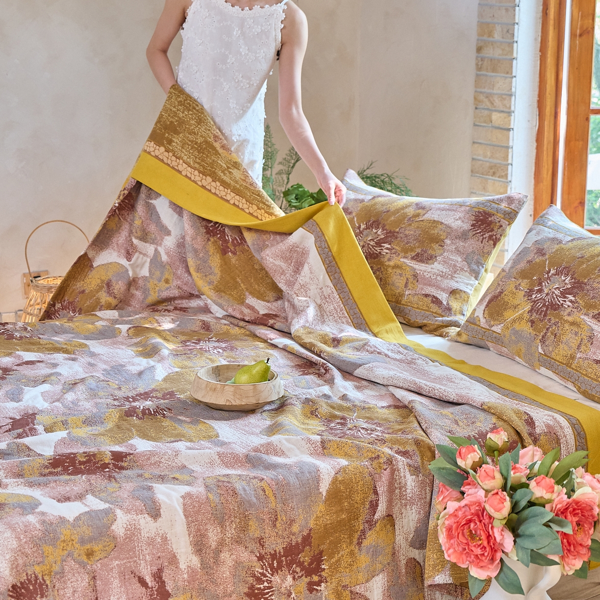 91家纺网 家纺一手货源 找家纺 沐瑟家纺 2025新款全棉纱布细纱布大床盖毯子床盖三件套LV系列 绽放-姜黄