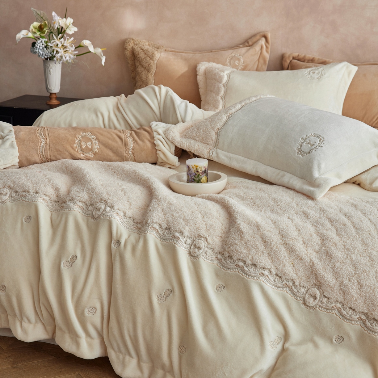 91家纺网 家纺一手货源 找家纺 风向标家纺 2025新款法式盘带秀牛奶绒绣花四件套 淡粉蔷薇