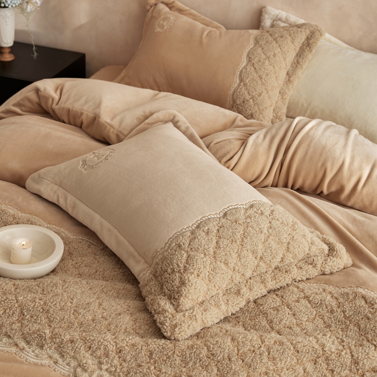 91家纺网 家纺一手货源 找家纺 风向标家纺 2025新款法式盘带秀牛奶绒绣花四件套 复古蔷薇