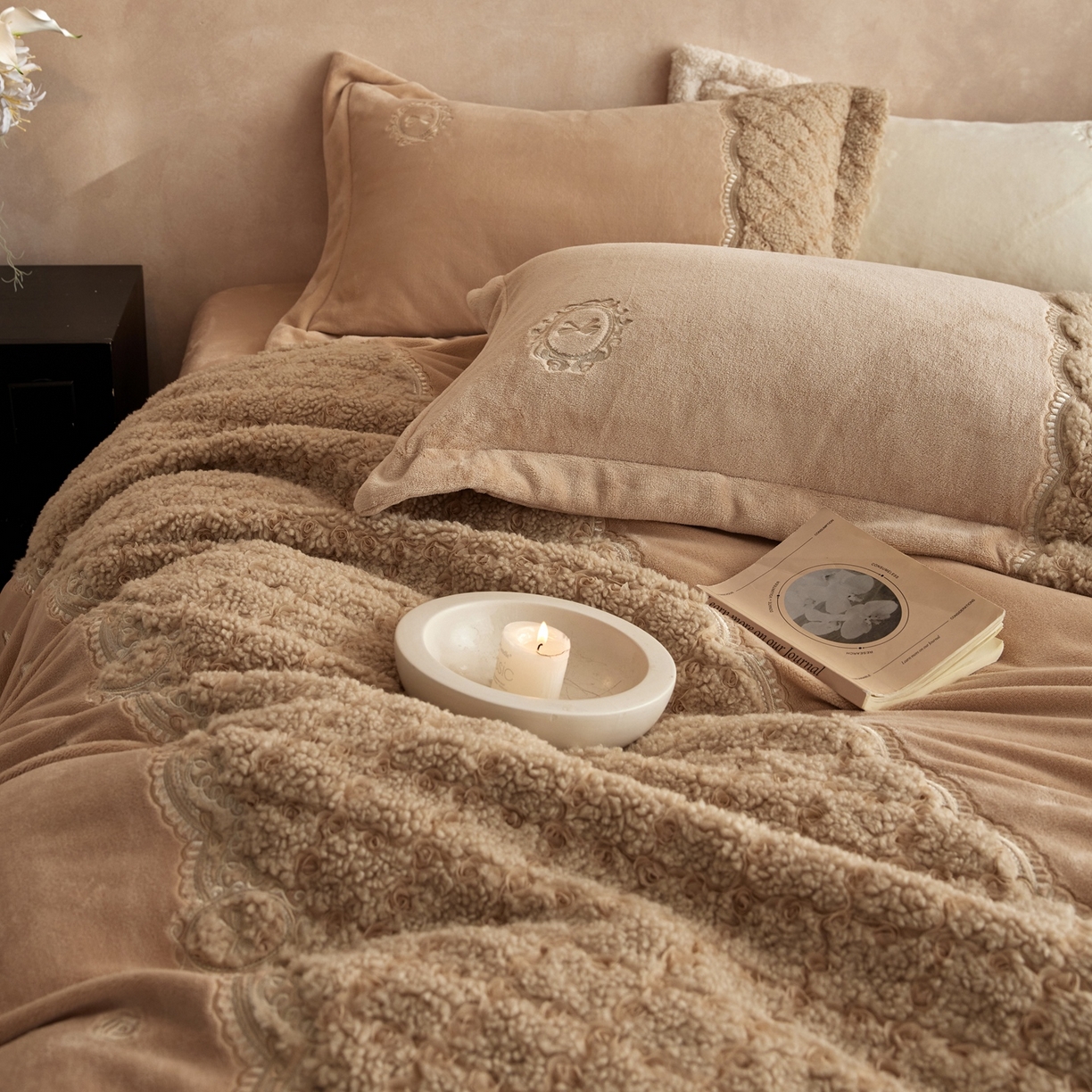 91家纺网 家纺一手货源 找家纺 风向标家纺 2025新款法式盘带秀牛奶绒绣花四件套 复古蔷薇