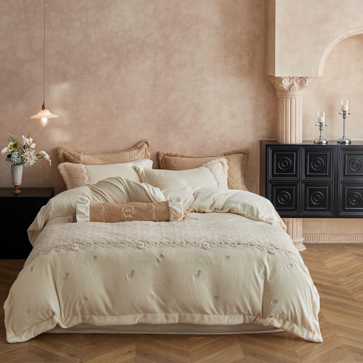 91家纺网 家纺一手货源 找家纺 风向标家纺 2025新款法式盘带秀牛奶绒绣花四件套 淡粉蔷薇