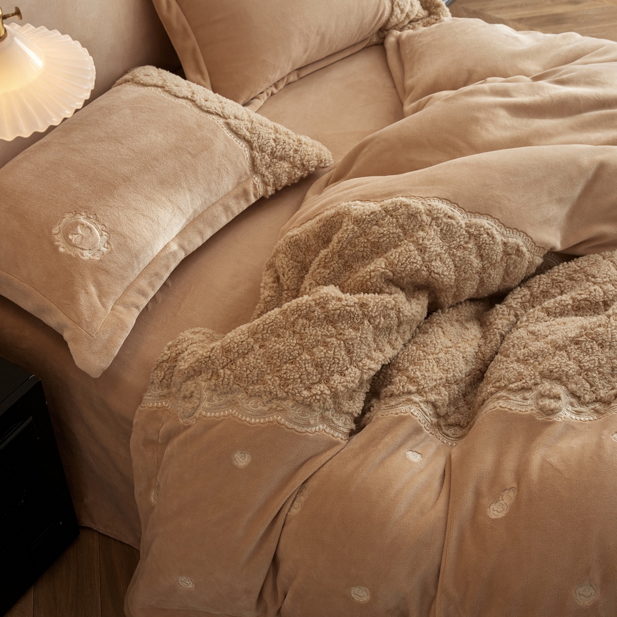 91家纺网 家纺一手货源 找家纺 风向标家纺 2025新款法式盘带秀牛奶绒绣花四件套 复古蔷薇